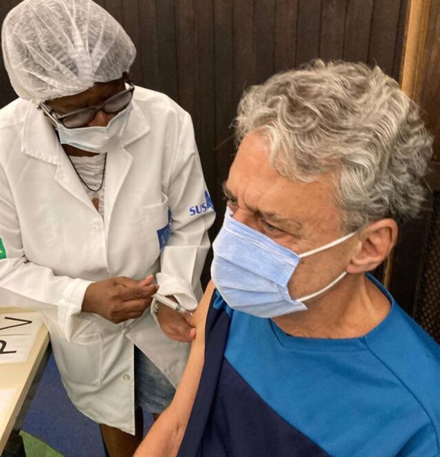 Reprodução Instagram / @chicobuarque Chico Buarque recebe primeira dose da vacina contra covid-19 no Rio de Janeiro