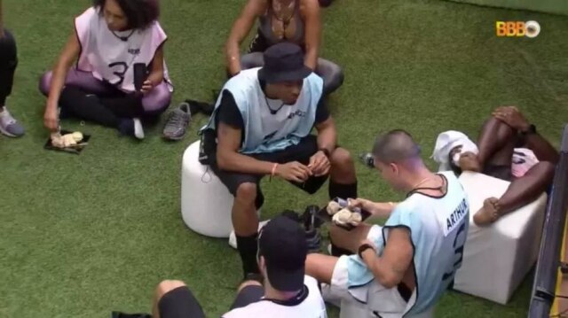 Globoplay Enquanto comentavam narração de Galvão Bueno na dinâmica, Arthur Aguiar, Pedro Scooby e Paulo André se desentenderam e acabaram discutindo.