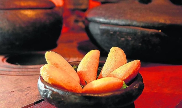 ALEX SILVA| ESTADÃO Fogão a lenha, jarros de cachaça e pastéis de angu para começar a prosa