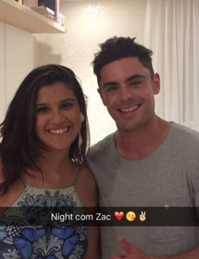 Reprodução/Instagram A atriz Giulia Costa publicou uma foto ao lado do ator Zac Efron