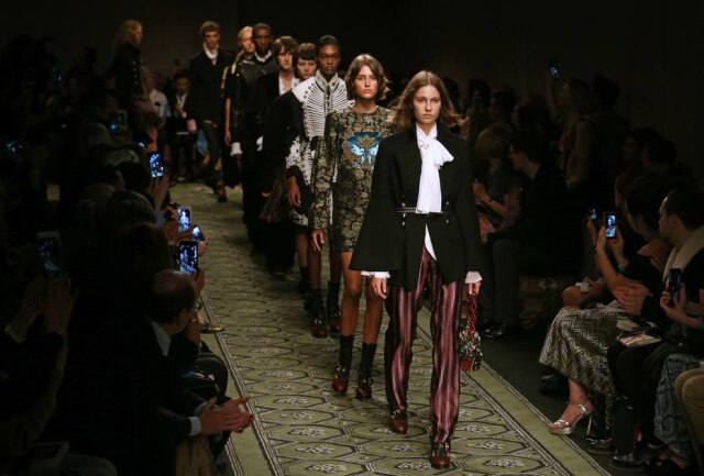 AFP PHOTO / Justin TALLIS Burberry verão 2017.