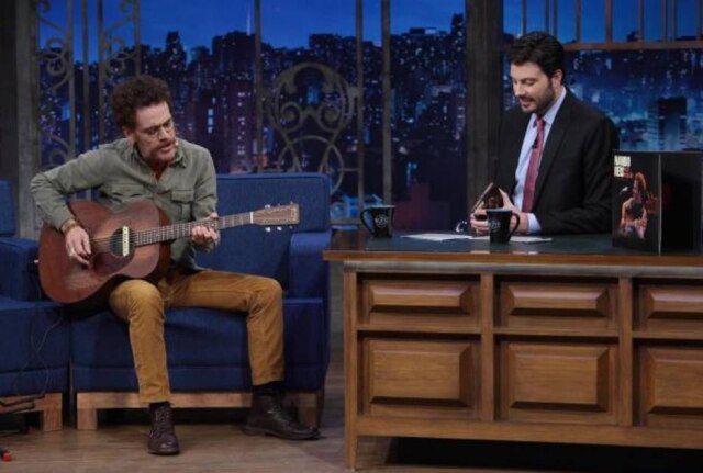 Reprodução/Twitter Nando Reis no 'The Noite'.