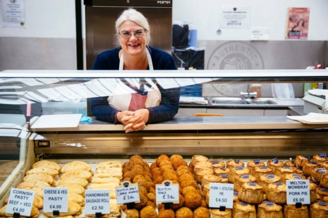 David Azia|The New York Times Zoe Tew, gerente da barraca Mrs King's Pork Pies no Borough Market de Londres.