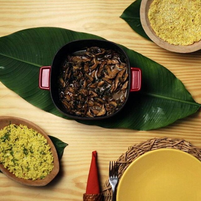 Reprodução/Instagram Bela Gil utilizou folhas de bananeira e acessórios de palha para compor esta mesa