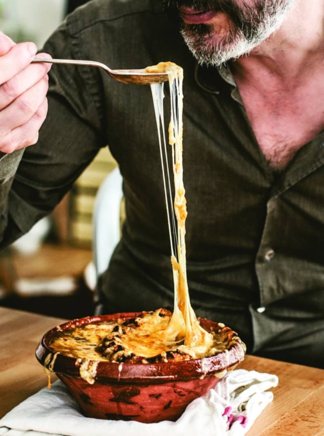 Ed Anderson|Divulgação A sopa de cebola à francesa, uma das 115 receitas de 'Minha Cozinha em Paris'
