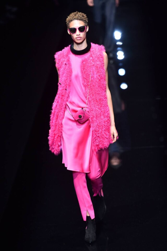 AFP PHOTO / GIUSEPPE CACACE O rosa foi o protagonista do desfile da Empório Armani