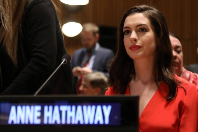 REUTERS/Shannon Stapleton Anne Hathaway durante discurso da ONU, em que falou sobre a licença-maternidade remunerada.