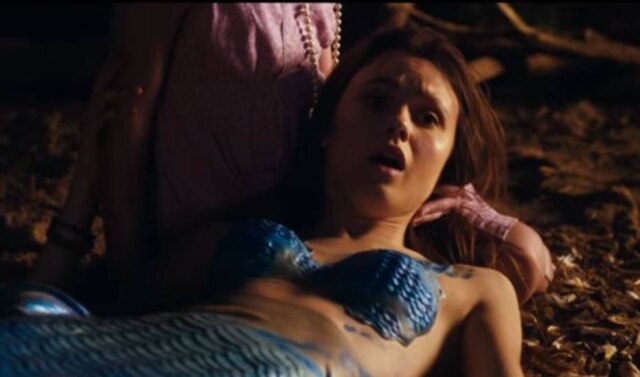 youtube.com/watch?v=usl5u9ruA0U A pequena sereia será interpretada por Poppy Drayton