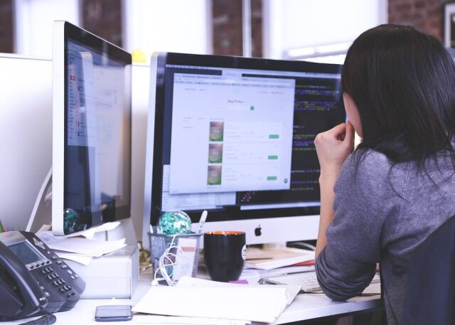 Pixabay Ao trocarem de assinaturas nos emails no trabalho, homem e mulher provaram que o gênero influencia nas relações com clientes.