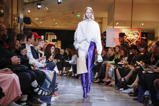 Valerio Mezzanotti/The New York Times A bota foi apresentada no desfile da Vetements na Semana de Alta Costura em julho de 106