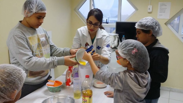 Divulgação/ Cejam Na oficina, as crianças têm aulas sobre os alimentos e, depois, cozinham