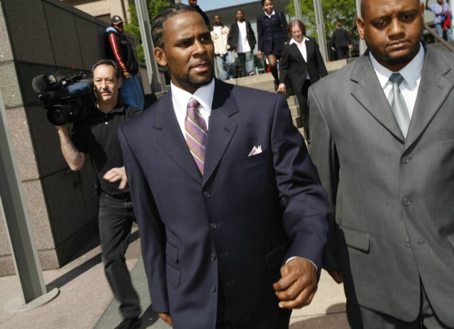 REUTERS/John Gress R. Kelly deixando o tribunal Cook County, em Chicago, em maio de 2007, após depor sobre casos de pornografia infantil.