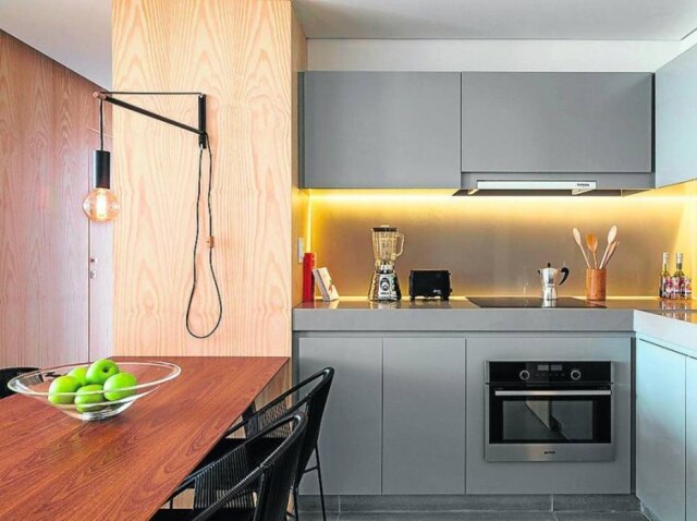 Evelyn Muller Sala de jantar se liga com a cozinha do imóvel paulistano
