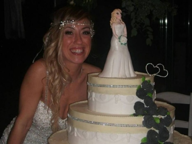 Facebook/LauraMesiSposaSingle Laura Mesi fez um casamento para si mesma com direito a aliança e bolo de três andares.