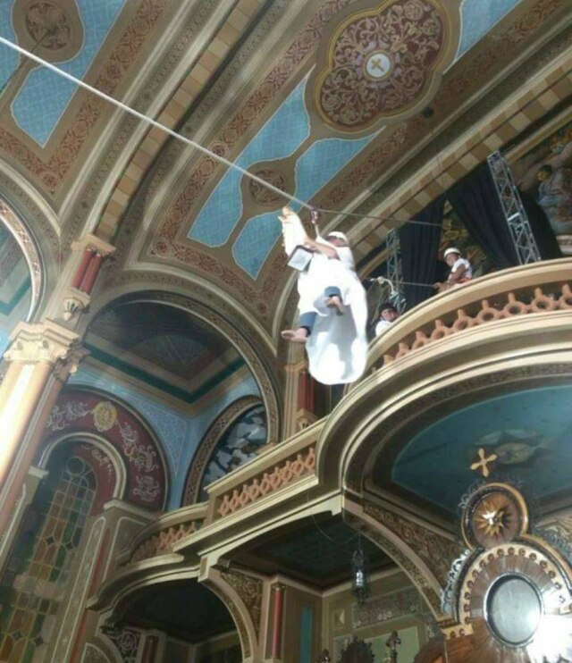 twitter.com/@stylesfatal Padre Augusto Alves 'desceu' ao altar em uma tirolesa.