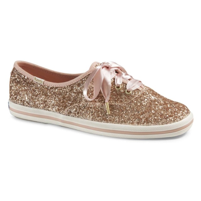Keds/ Divulgação A febre do rose gold apareceu na linha para noivas da Keds com a Kate Spade