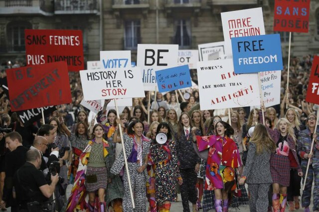 REUTERS/Gonzalo Fuentes Imagem do desfile de verão 2015 da Chanel
