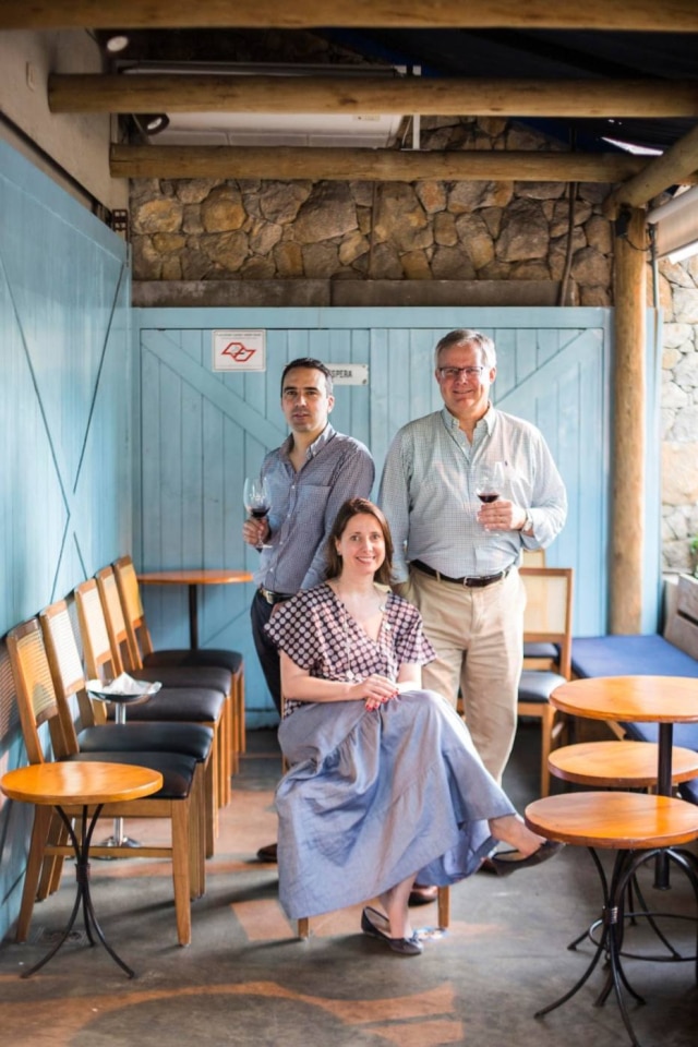 Herdade de Coelheiros ? O enólogo Luis Patrão (à esq.), Gabriela e Alberto