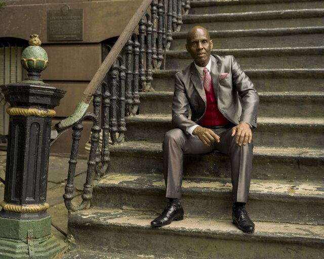 Andre D. Wagner/The New York Times Daniel Day, o Dapper Dan, o alfaiate do Harlem que ficou conhecido nos anos 90 por criar roupas usando logos de Gucci e Louis Vuitton e que agora comanda uma luxuosa butique em parceria com marca italiana