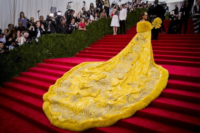 REUTERS/Lucas Jackson/File Photo Rihanna com a famosa capa dourada feita pelo estilista chinês Guo Pei