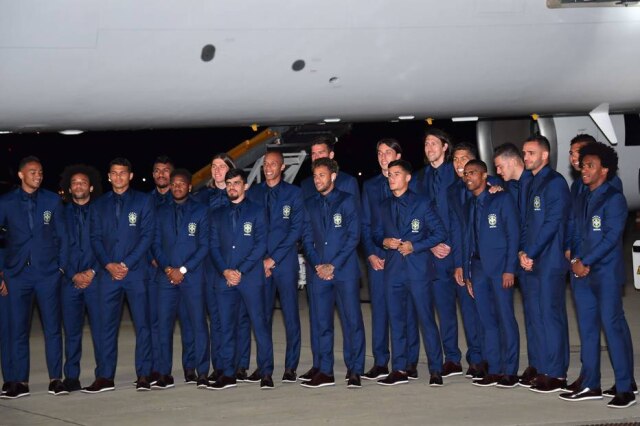 AFP PHOTO / Nelson ALMEIDA Membros da seleção brasileira na chegada ao aeroporto de Sochi