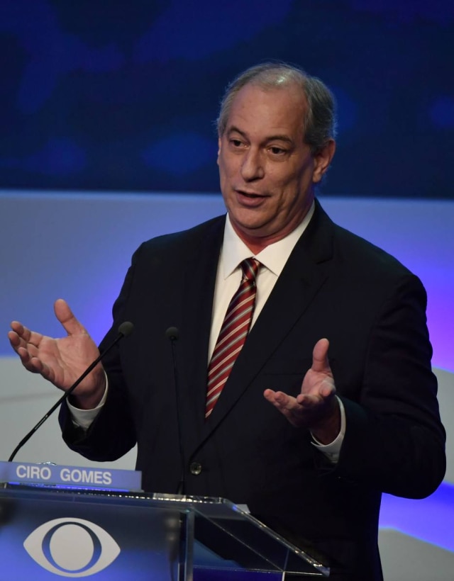 Nelson ALMEIDA / AFP Ciro Gomes foi com uma gravata vermelha
