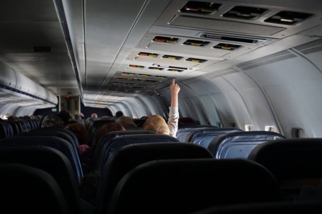Unsplash / @psalmsunowned Crianças viajavam pela Frontier Airlines.