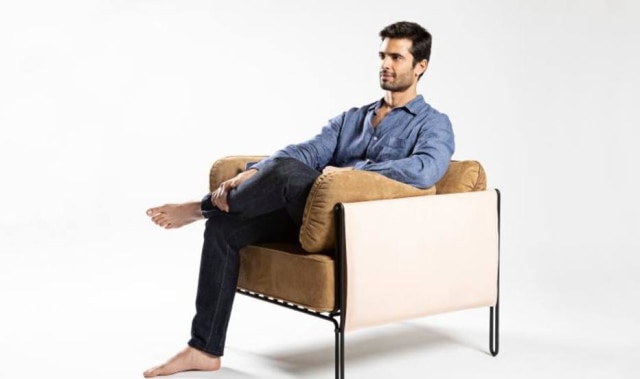 Haruo Mikami O designer Samuel Lamas na poltrona Sônia e, acima, o modelo Sandra