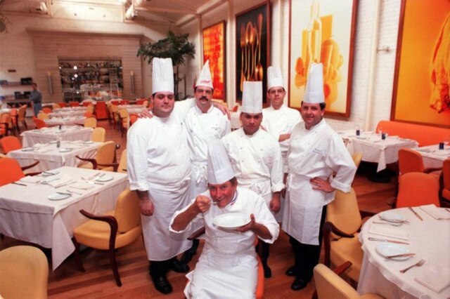 O chef francês Roger Jaloux (agachado) em evento no Cantaloup com Laurent Suaudeau (à dir.), em uma de suas passagens pelo Brasil, em 1998