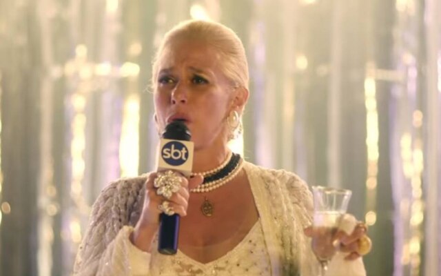 Reprodução de 'Hebe - A Estrela do Brasil' (2019) / Warner Bros. Pictures Andréa Beltrão como Hebe Camargo em 'Hebe - A Estrela do Brasil'