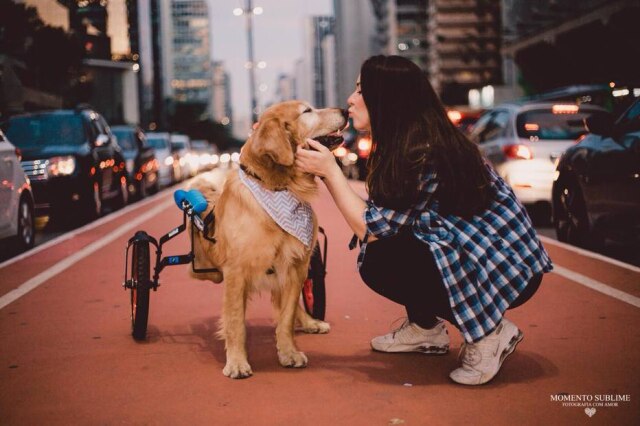 Diego Condé A assessora de imprensa Aline Prado Rodrigues e seu cãozinho Troy.