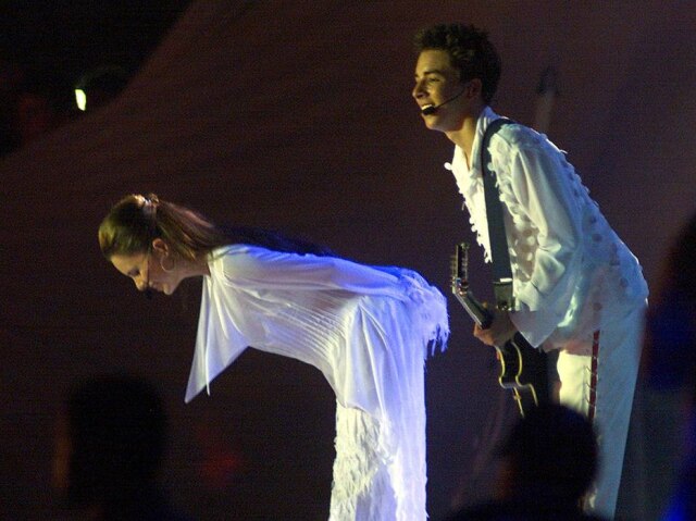 Wilton Junior / Estadão Sandy e Junior agradecem a plateia durante o show no Rock In Rio 3, em 2001.
