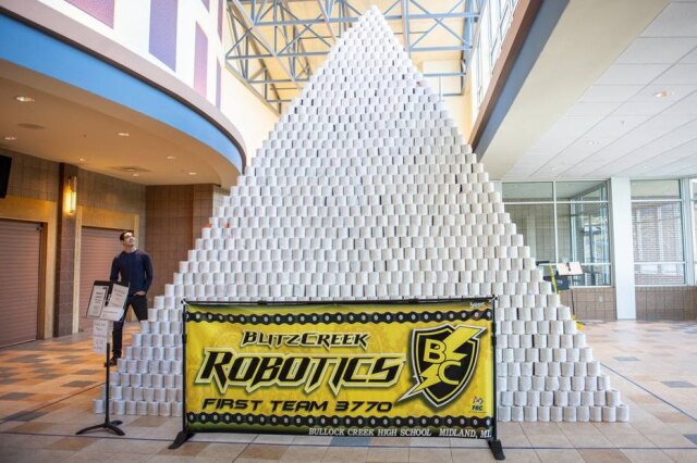 Kaytie Boomer / The Bay City Times via AP Pirâmide de papel higiênico foi construída pelo time de robótico de uma escola nos Estados Unidos