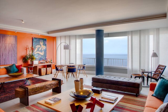 André Nazareth Paredes, móveis, almofadas: nada escapou ao esquema cromático imaginado pelo arquiteto Chicô Gouvêa para este apartamento em Copacabana