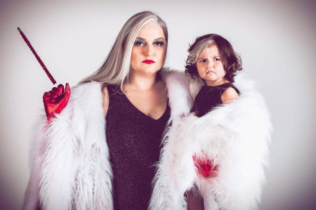 Paula Beltrão A pequena Mayah e a mãe, Talyta, se fantasiaram de Cruella de Vil, que assim como elas possui uma mecha branca no cabelo