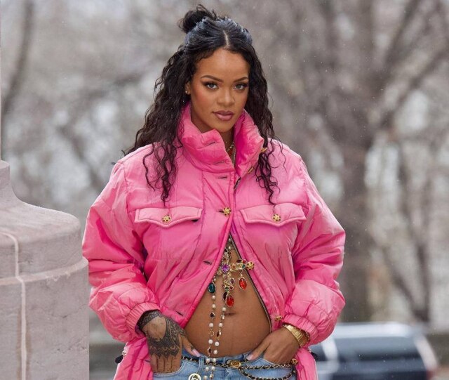 Instagram @badgalriri Cantora Rihanna teve dificuldades para esconder gravidez dos amigos