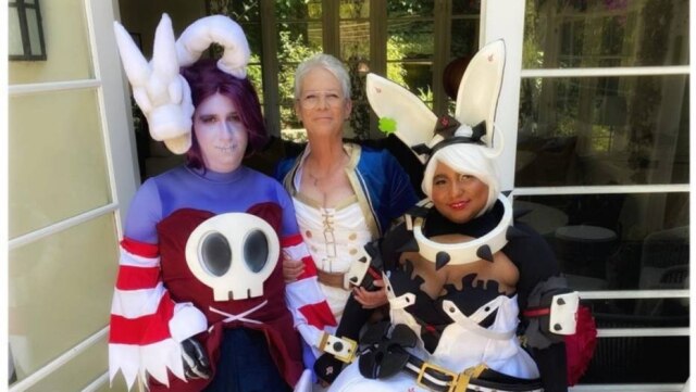 Instagram/@curtisleejamie Jamie Lee Curtis ao lado da filha Ruby e da nora Kynthia durante o casamento do casal, que teve um cerimônia temática de videogames. A imagem foi compartilhada pela atriz nas redes sociais.