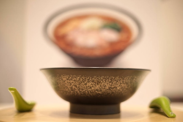 フェリペ・ラウ / スタジアム どんぶり "スターダスト" 食べるという行為がどのように環境を変えることができるかを説明しています。