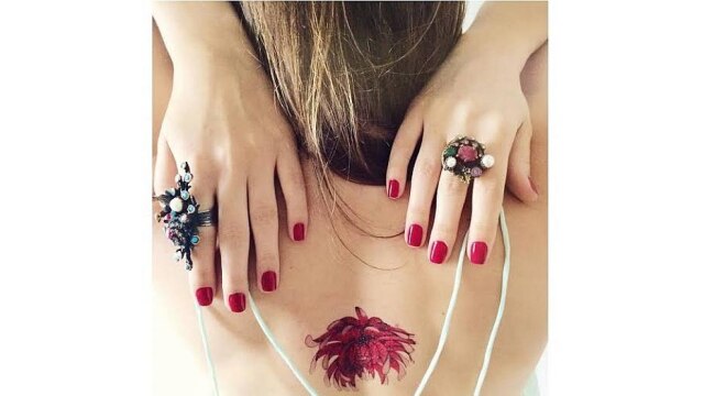 Reprodução Bia Perotti com sua tatuagem temporária, do primeiro kit que ganhou em Nova York
