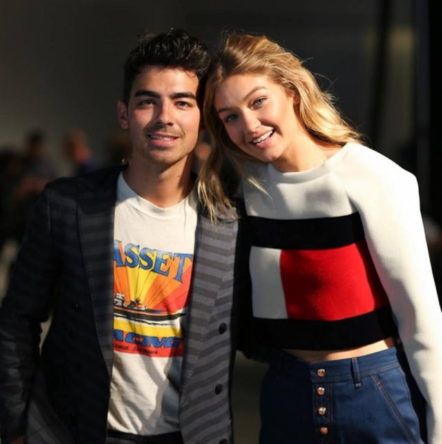 Reprodução Insagram/ Tommy Hilfiger Ao lado do ex-namorado, Joe Jonas, a modelo Gigi Hadid veste Tommy Hilfiger. A top é a nova musa do estilista