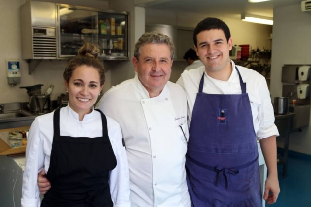 JF Diorio|Estadão Pupilos. O chef Laurent Suaudeau entre Giovanna Grossi e Nicholas Santos, em sua escola, em SP