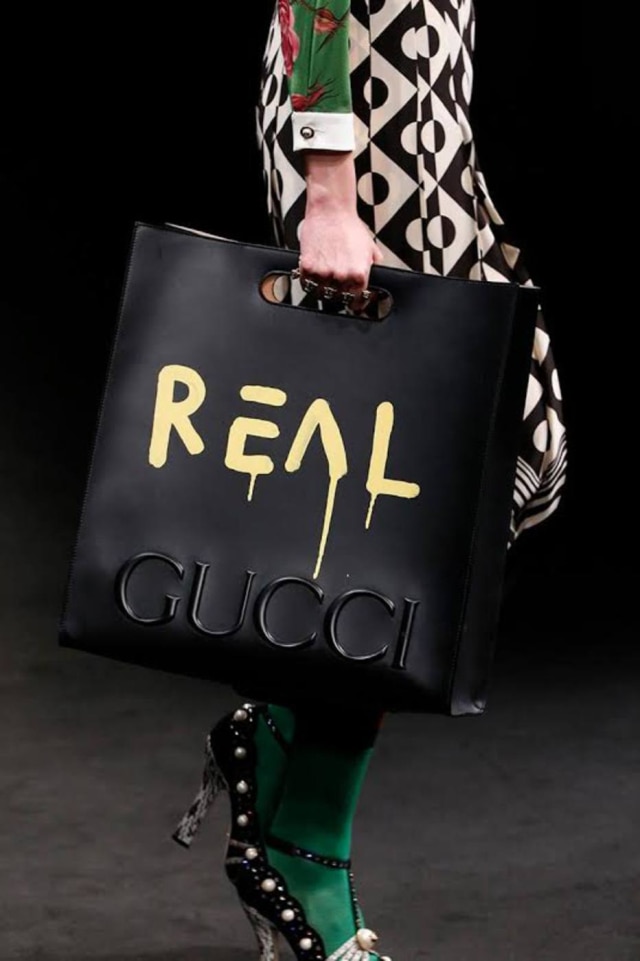 Divulgação Em close, bolsa do desfile da Gucci