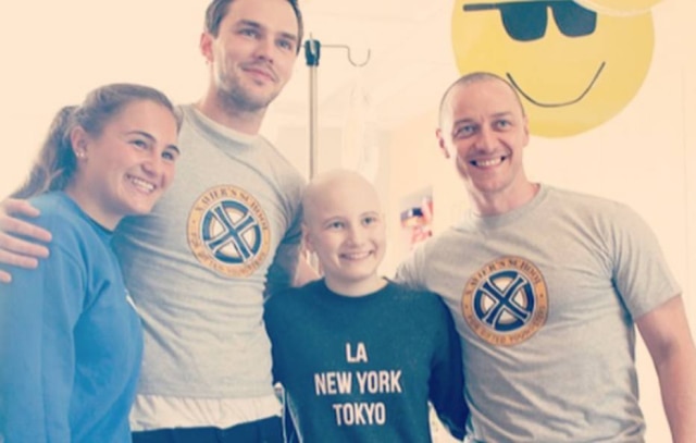 Instagram / @lechildren Nicholas Hoult e James McAvoy, do elenco de 'X-Men: Fênix Negra', em visita a hospital infantillechildren
