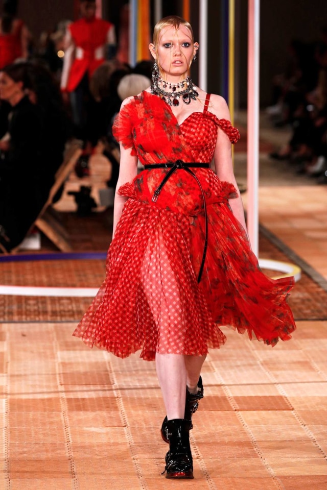 AFP PHOTO / FRANCOIS GUILLOT Modelo Betsy Teske na passarela da grife Alexander McQueen