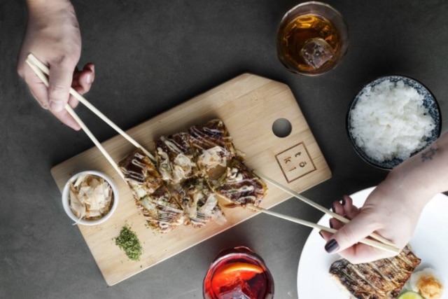 Lila Batista Comida conforto. Okonomiyaki, com repolho, copa lombo e molho tonkatsu para dividir
