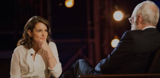Netflix Tina Fey se emocionou ao falar dos pais durante o programa 'My Next Guest Needs No Introduction With David Letterman'.