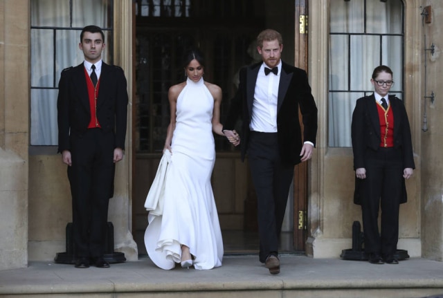Steve Parsons/pool photo via AP Meghan Markle e príncipe Harry deixam o Castelo de Windsor em um Jaguar e seguem para a recepção noturna