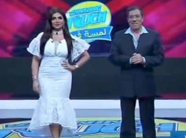 Twitter/@jaiyeorienews A apresentadora Amal Al-Awadhi foi alvo de críticas após usar o vestido da foto.
