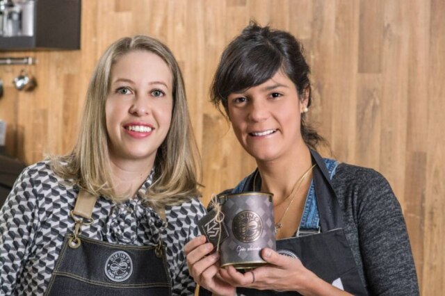 Neni Glock Cláudia Bentlin, da Distinto Café e a chef Manu Buffara