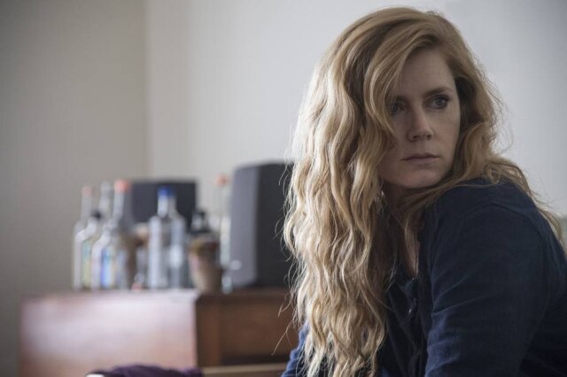 Anne Marie Fox/HBO/Divulgação Casey Bloys, diretor de programação da HBO, confirmou que o canal não irá fazer uma segunda temporada da minissérie 'Sharp Objects'